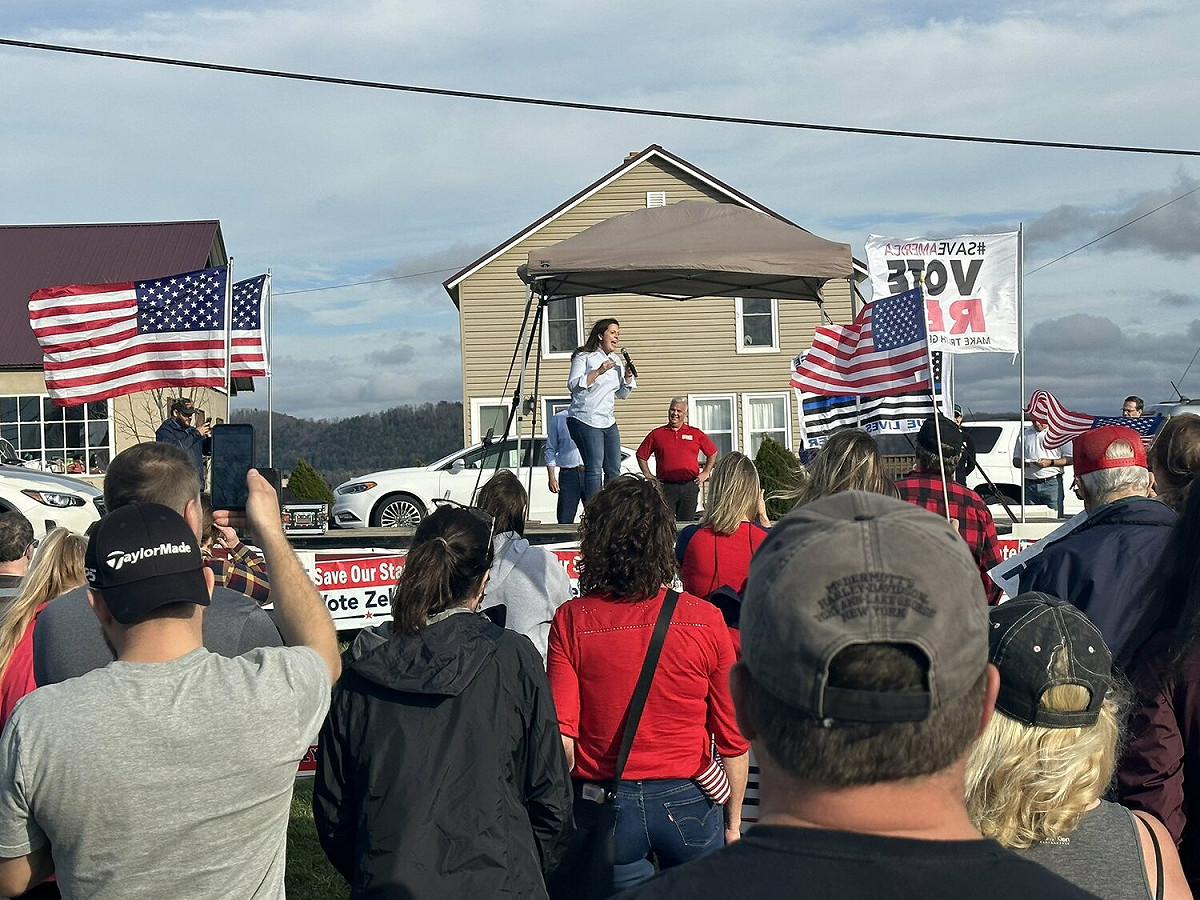 美國期中選舉紐約州眾議員第 21 選區當選人埃莉斯‧斯特凡尼克（Elise Stefanik）造勢現場。 圖：翻攝自斯特凡尼克推特（資料照）
