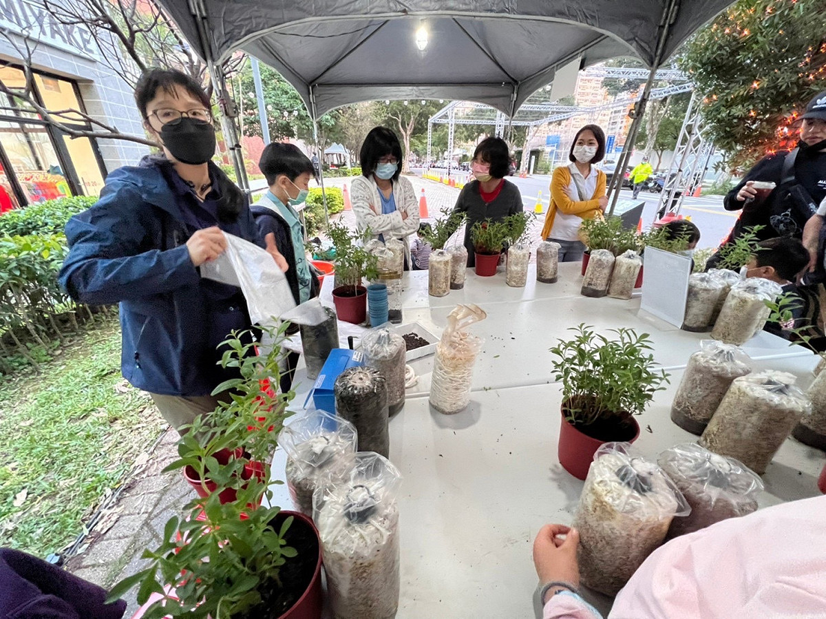 每週末職人手作DIY體驗，親子熱情參與。 圖：新北市景觀處提供