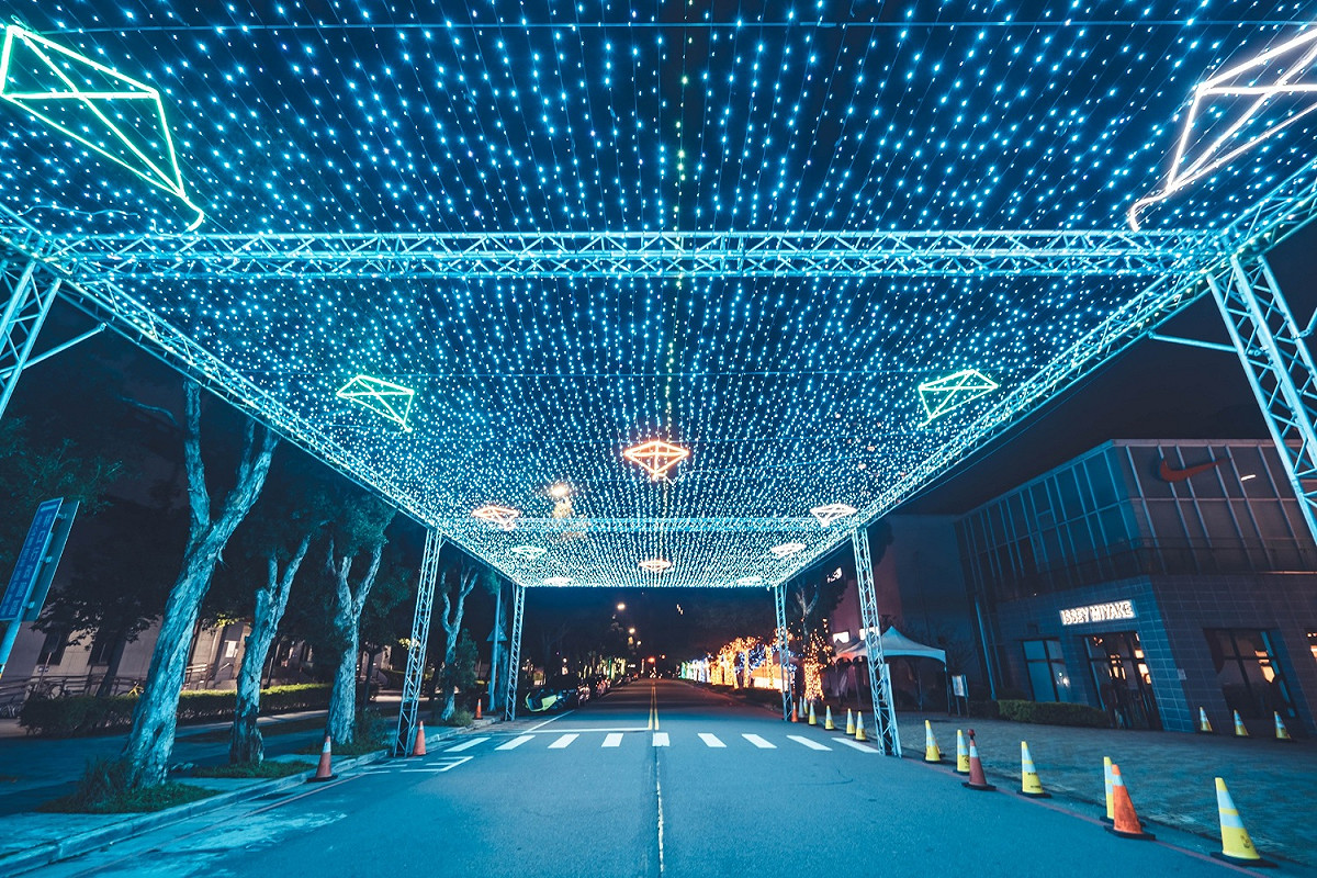 景觀廊道入夜點燈，變身魔幻光廊。 圖：新北市景觀處提供