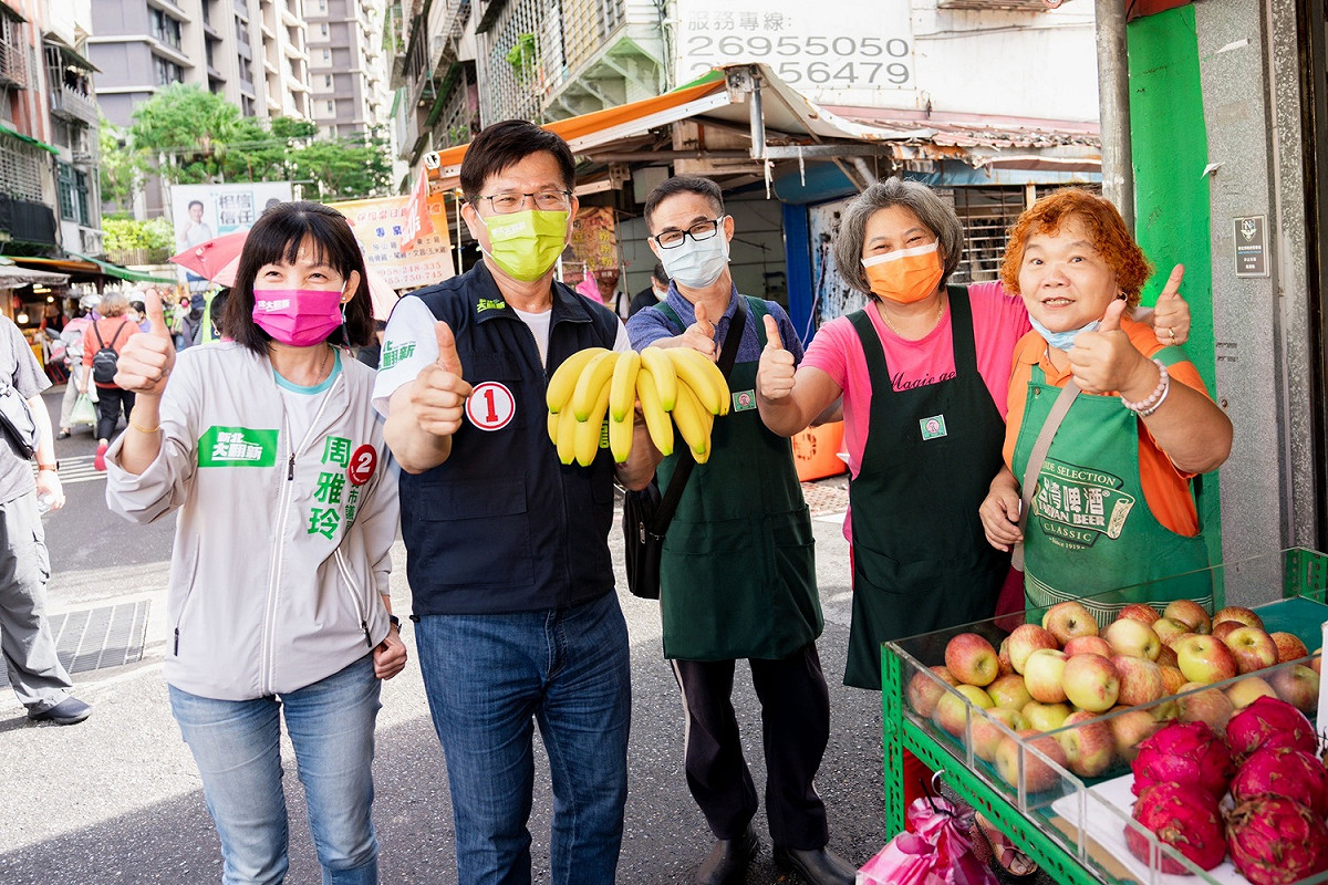 民眾送上香蕉，說要「相揪」投給林佳龍。 圖：林競辦提供