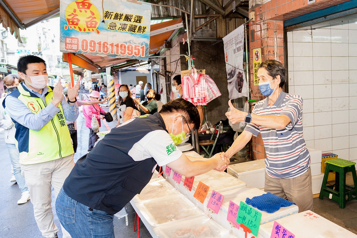 林佳龍今(11)一早在市議員張錦豪、周雅玲的陪同下，到汐止區在地金龍市場拜票。 圖：林競辦提供