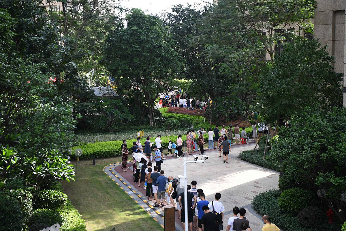 中國廣州荔灣區白鶴洞街道一小區，民眾排隊做核酸。 圖：翻攝自新華社（資料照）