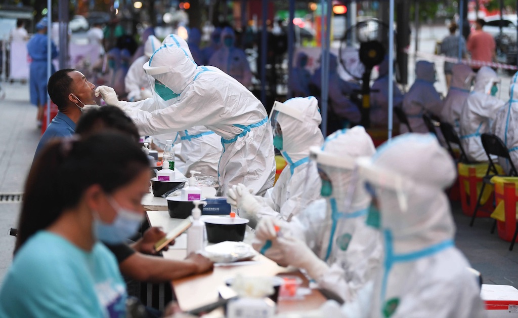 中國廣州荔灣區白鶴洞街道一小區，民眾排隊做核酸。 圖：翻攝自新華社（資料照）