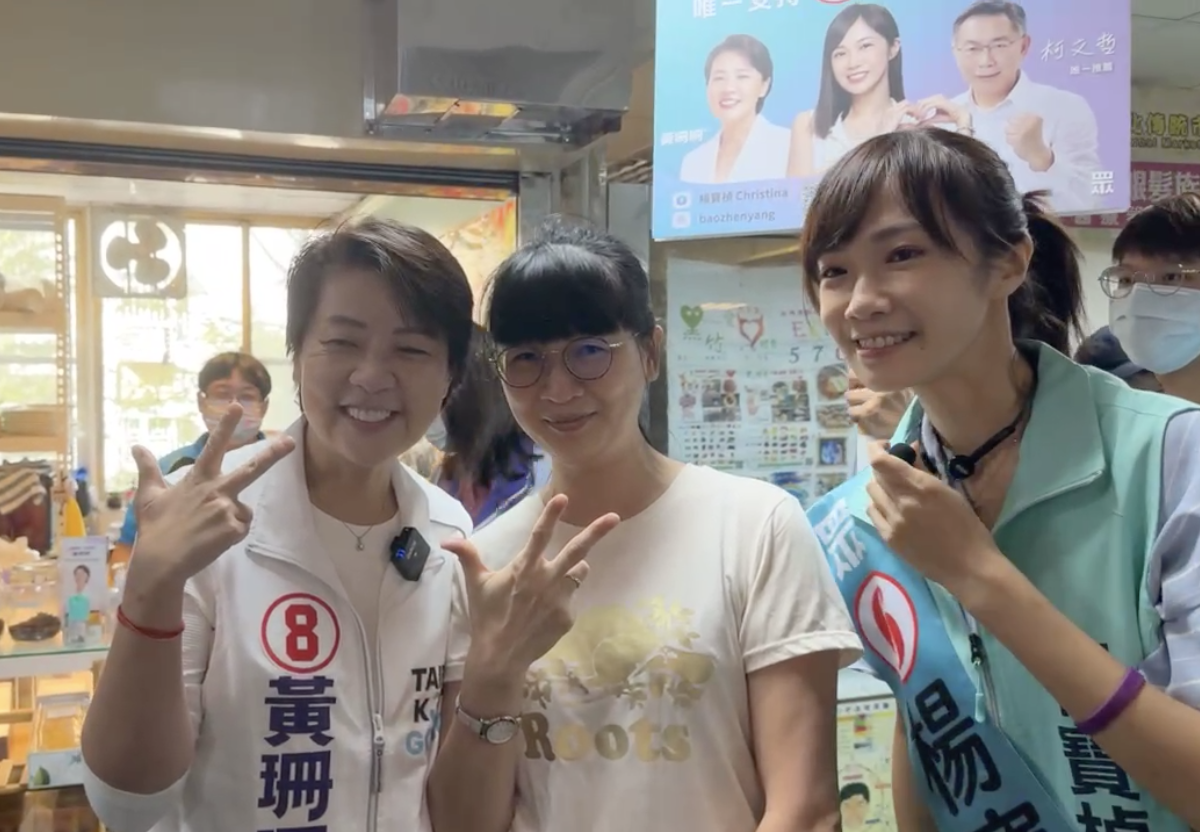 無黨籍台北市長候選人黃珊珊、民眾黨台北市議員候選人楊寶楨走訪龍城市場掃街拜票。 圖：周煊惠 / 翻攝