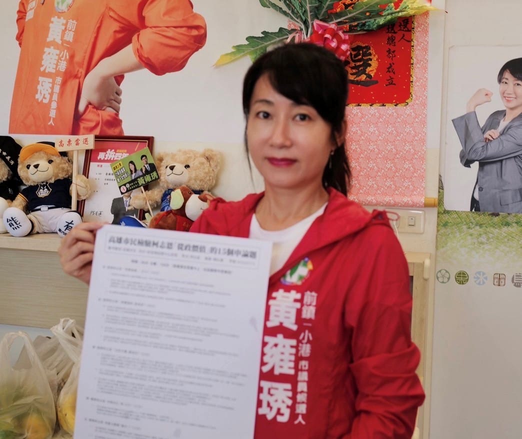 黃雍琇與檢驗柯志恩申論題。 圖：黃雍琇提供