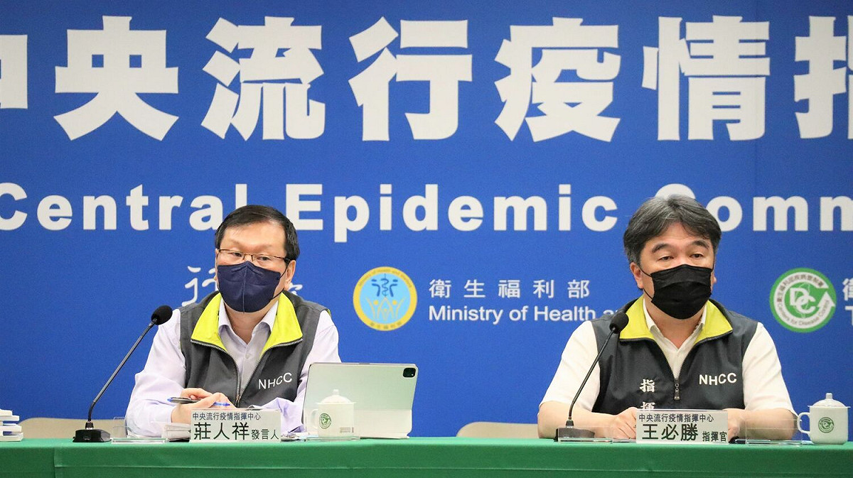 指揮中心今(11)日宣布，將擴大發放低收入戶與中低收入戶及國小學生每人5劑免費家用抗原快篩試劑，預估約有180萬人受惠。 圖：中央流行疫情指揮中心/提供（資料照）