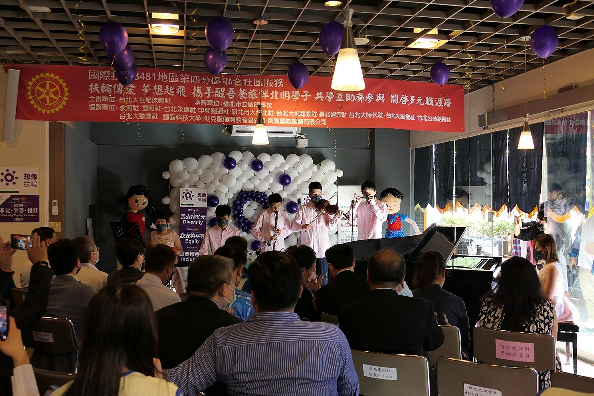 由台北啟明學校音樂班學生們，用悠揚的樂聲溫暖現場來賓的心。 圖：吾限熊報社黃靖廷攝