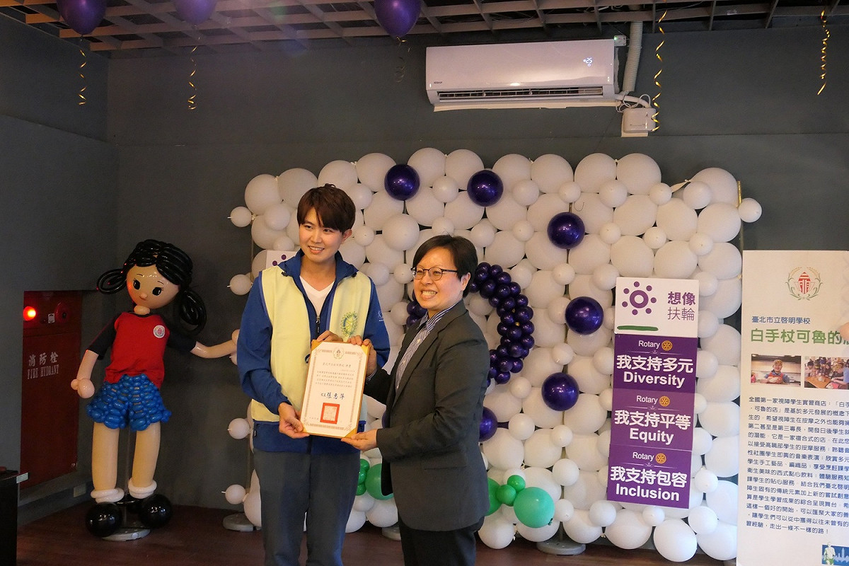 台北啟明學校張惠萍校長(圖右)與台北大世紀扶輪社的「幼兒男神」泡泡哥哥合影留念。 圖：吾限熊報社曾姵媗攝