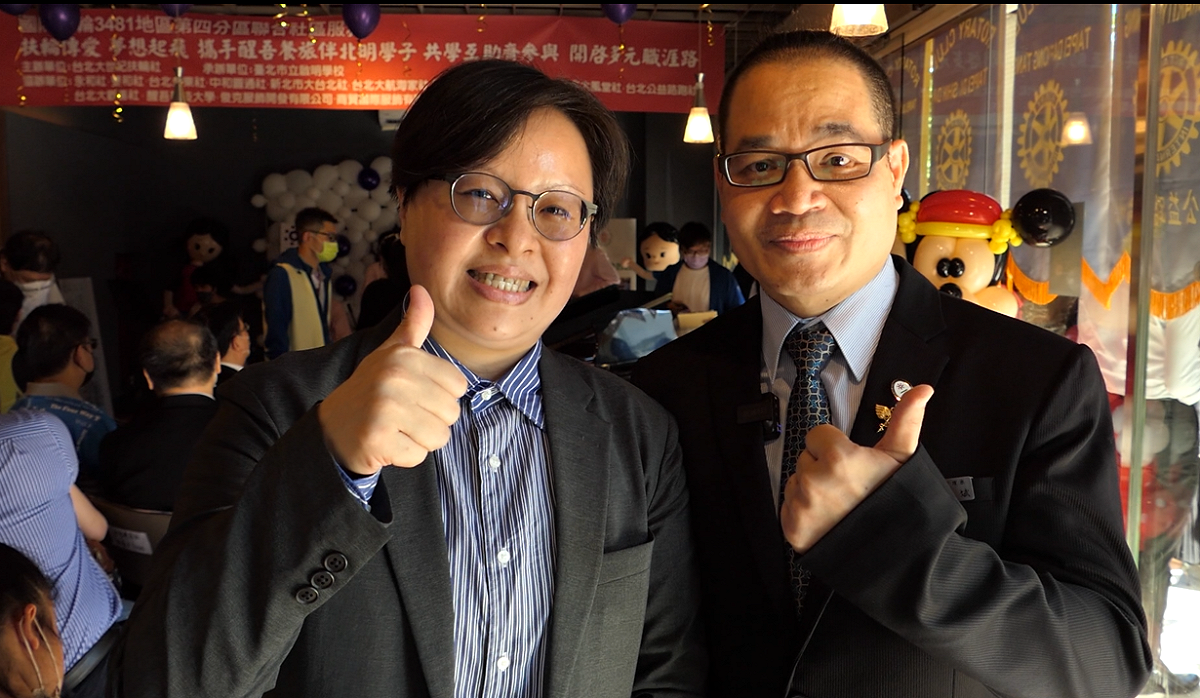 醒吾科大餐旅管理系許燕斌主任與台北啟明學校張惠萍校長(圖左)合影留念。 圖：吾限熊報社潘怡君攝