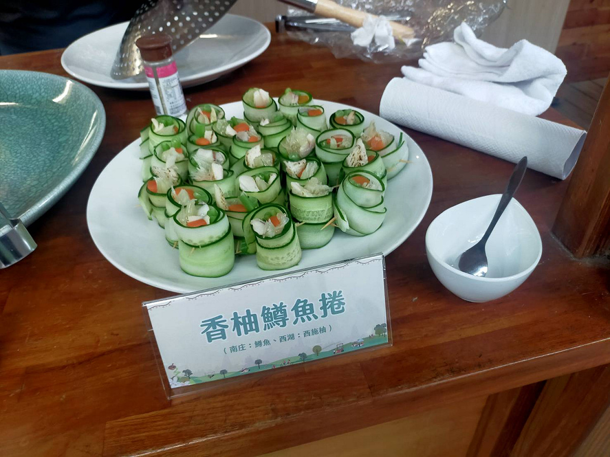 以南庄鱒魚與西湖柚子製作出的香柚鱒魚捲。  唐復年/攝
