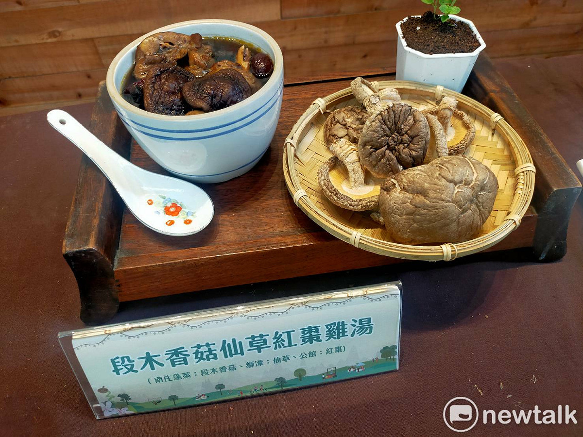 段木香菇紅棗仙草雞湯。 唐復年/攝