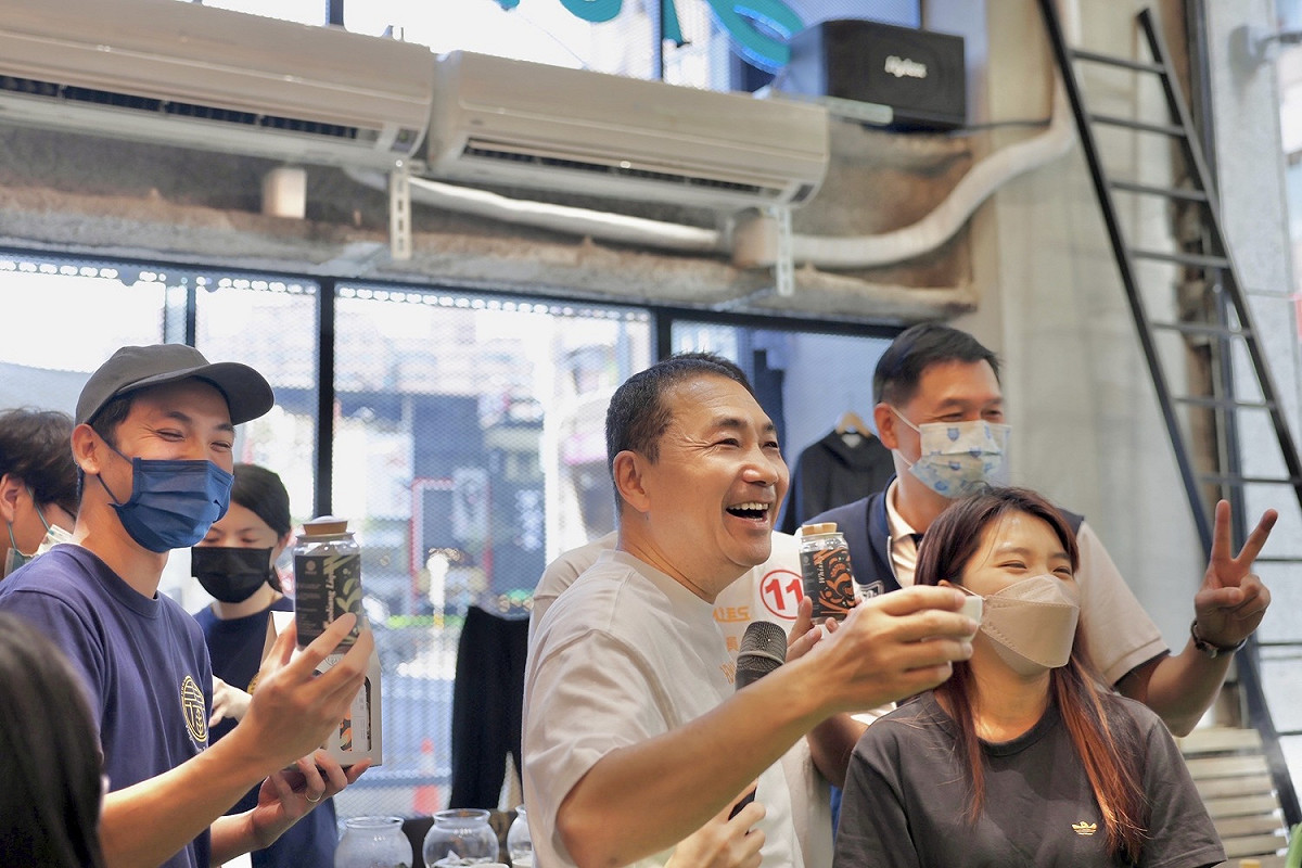 侯友宜選舉辦公室今(11)日就在青年基地舉辦「HouHou購物日」，與4名新北在地青農一同搶攻商機。 圖：侯選辦提供