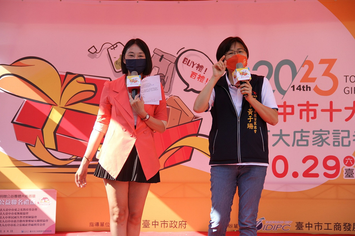 工策會總幹事黃于珊（右）歡迎市民踴躍到市民廣場現場投票。  台中市工策會/提供
