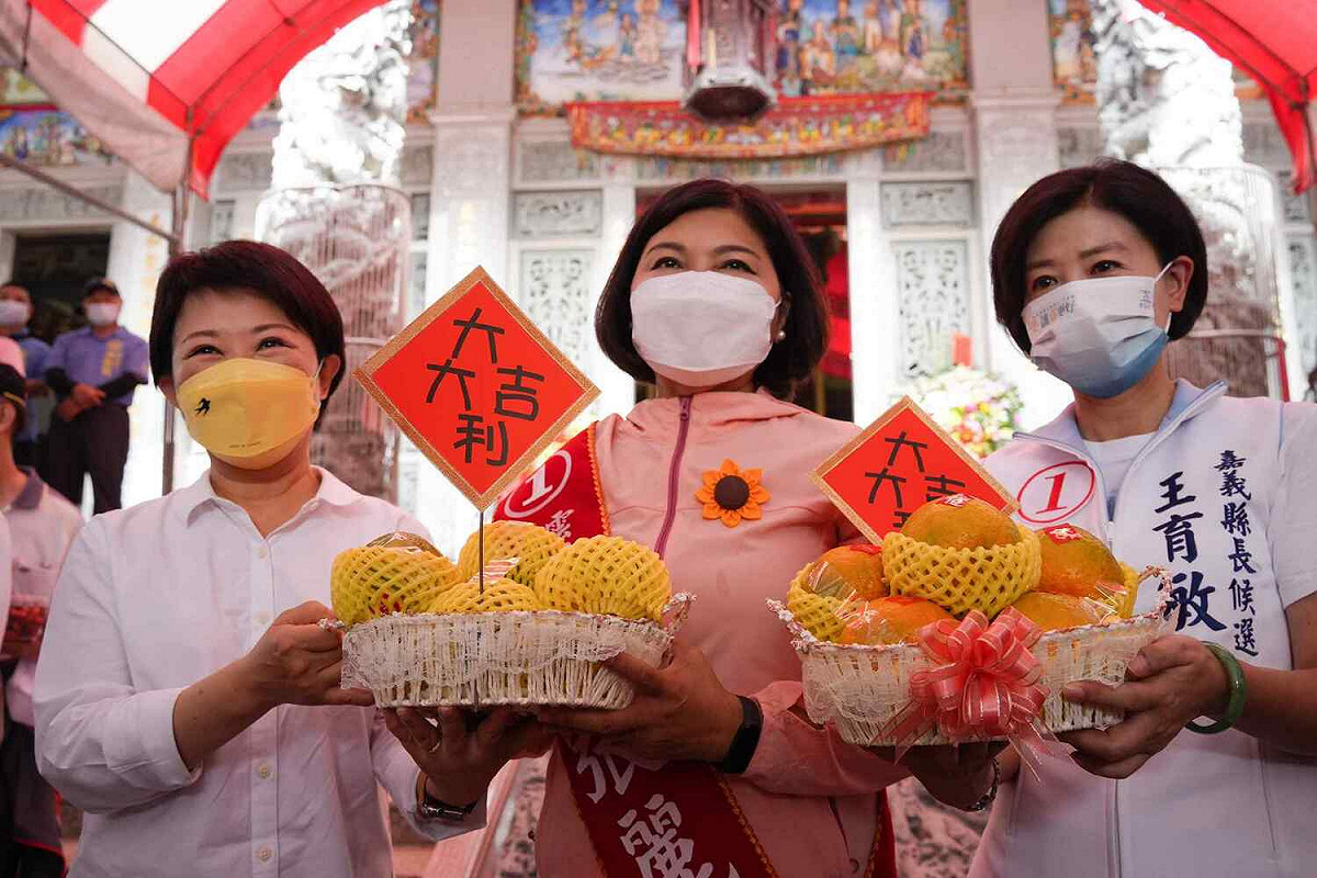 雲林縣長候選人張麗善(中)、台中市長候選人盧秀燕(左)、嘉義縣長候選人王育敏(右)三女力合體。 圖：王育敏競選團隊/提供
