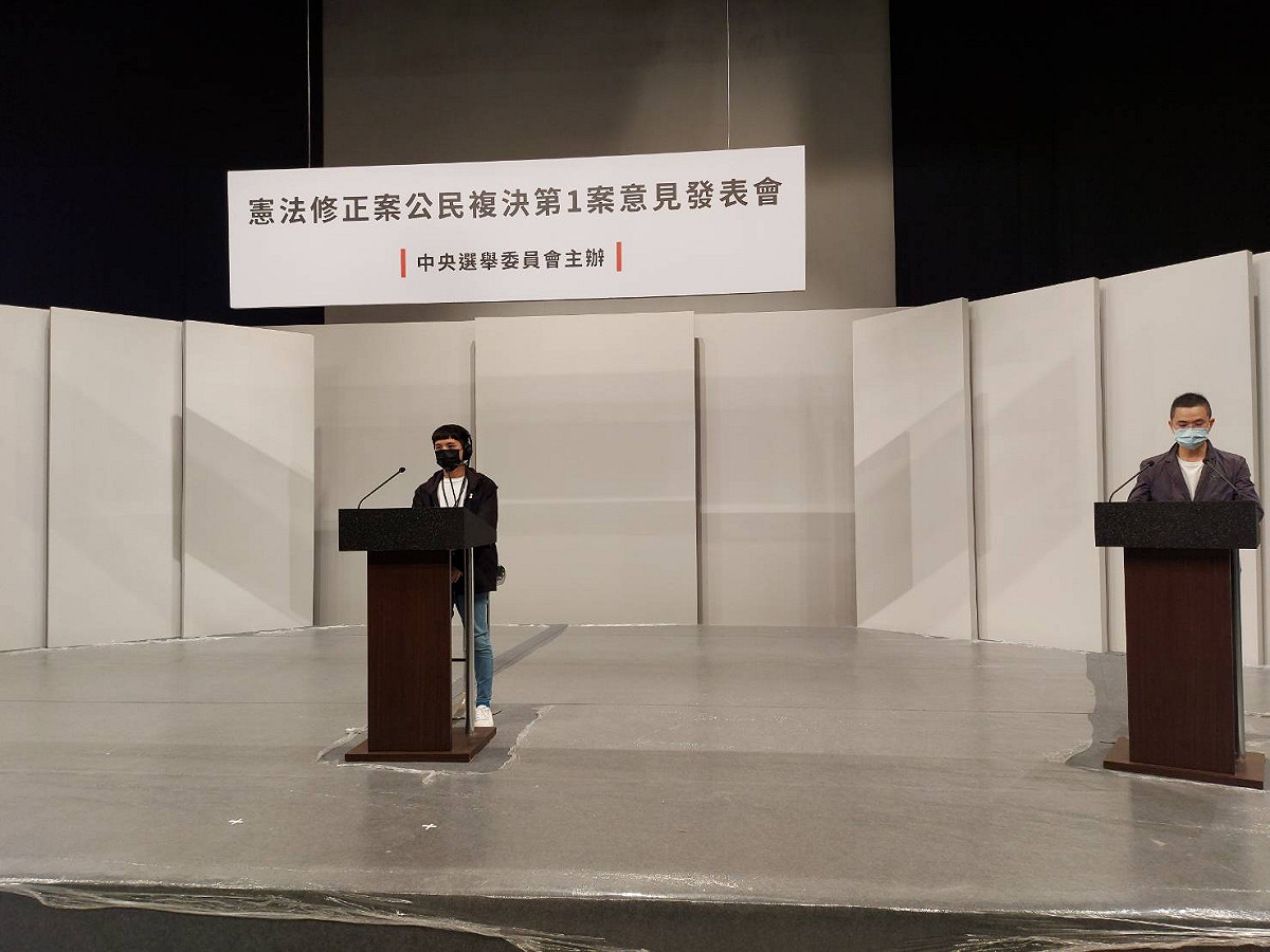 憲法修正案公民複決第1案，也是「18歲公民權」，第一場意見發表會將在明（12）晚7點由華視先發，今（11）天先進行彩排。 圖：中選會提供