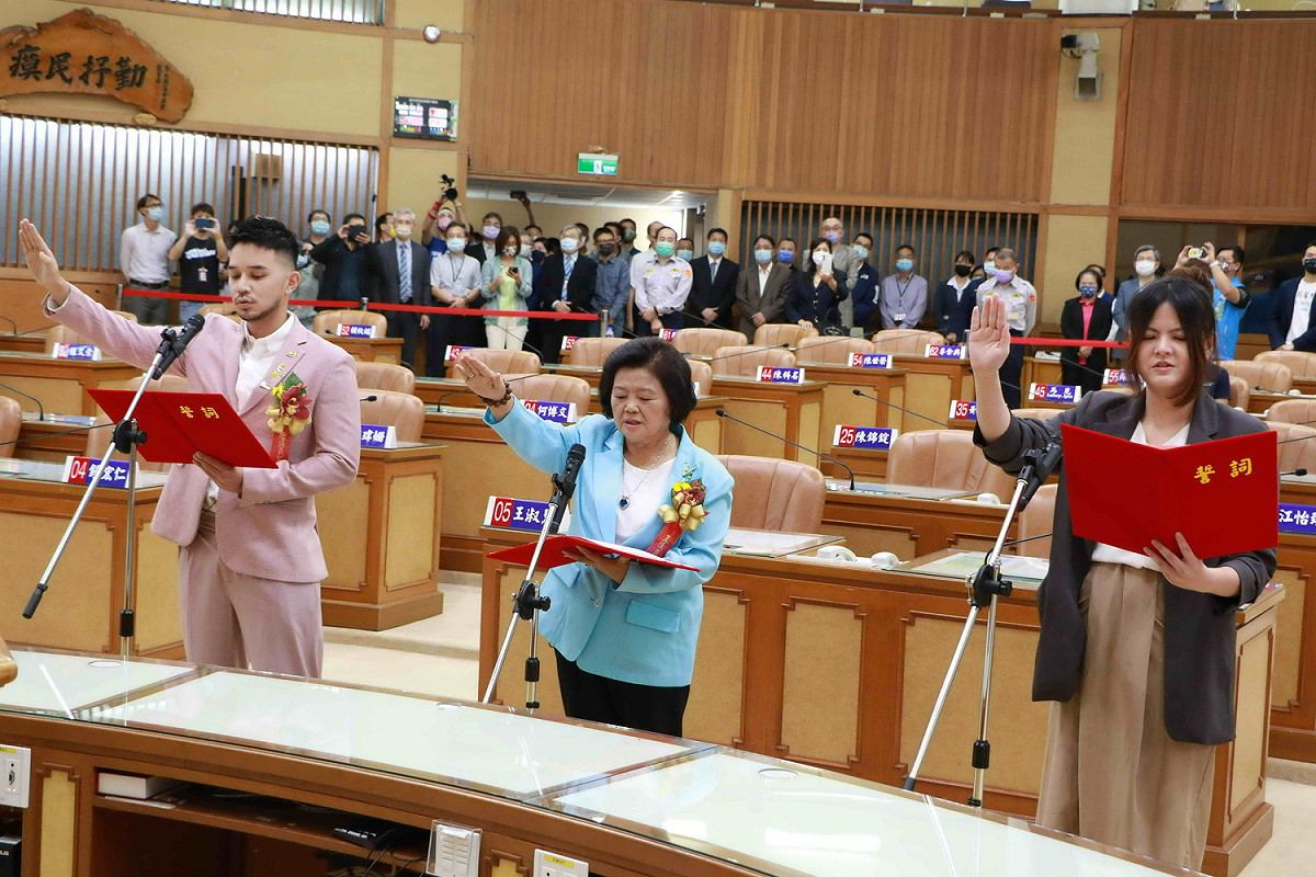 新北市議會遞補議員唐聖捷 (左起)、王明麗、曾柏瑜宣誓就職。 圖：新北市議會/提供