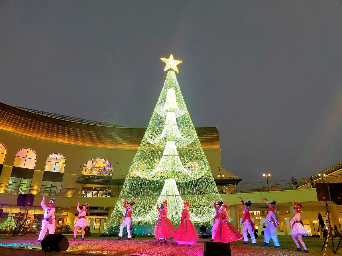 麗寶樂園18公尺主燈「米娜瓦之樹」今晚點亮。 唐復年/攝