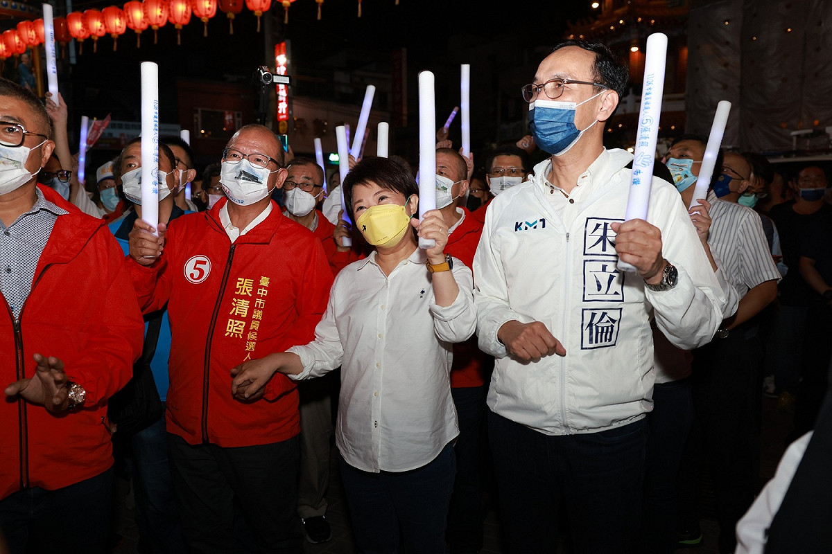 張清照、盧秀燕及朱立倫一同進場。 盧秀燕競選總部/提供