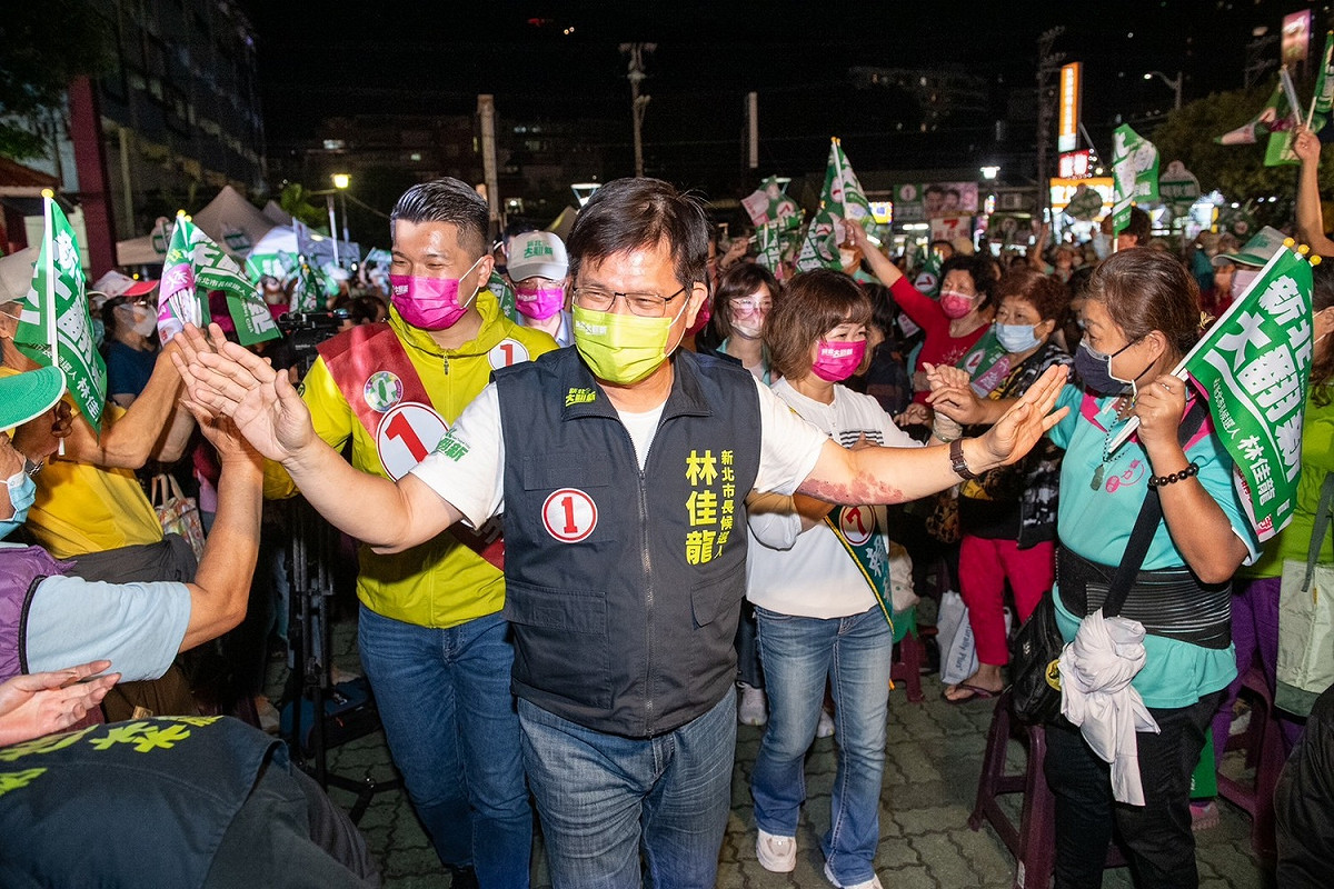 在週五夜晚吸引滿滿熱情鄉親擠爆活動會場，更添林佳龍實現「新北大翻新」的信心。 圖：林競辦提供