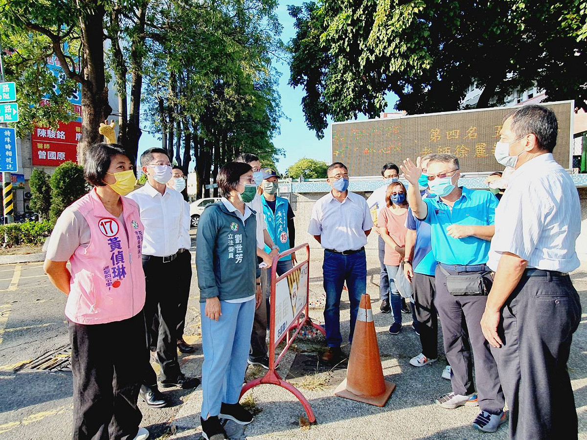 黃偵琳(左一)陪同會勘後昌路人行環境改善工程。 圖：黃偵琳競總提供