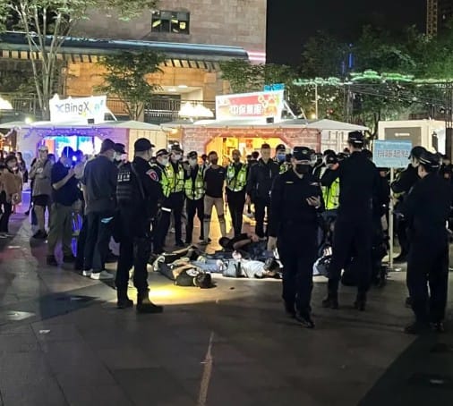 6名屁孩帶違法攜帶彈簧刀，大聲嗆警後被壓制上銬。 圖：翻攝我是板橋人臉書