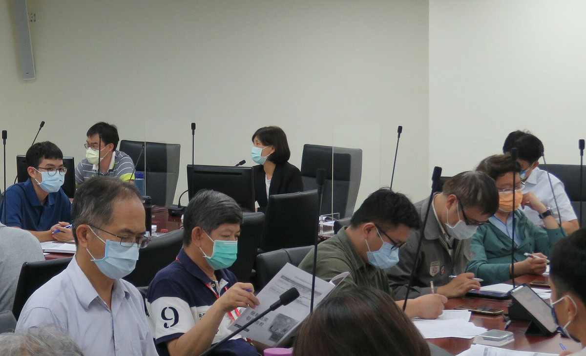 高市環保局長 張瑞琿(中)主持座談會議。 圖：高雄市環保局提供