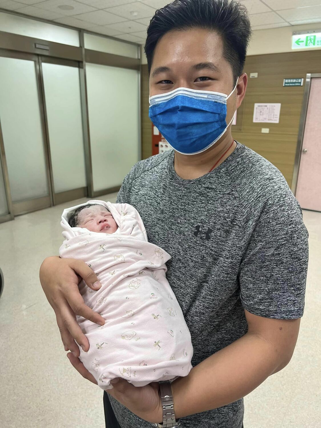競選期間喜獲麟兒，升格當爸，嘉義市議員候選人郭定緯喜悅全寫在臉上。 圖：取自郭定緯臉書