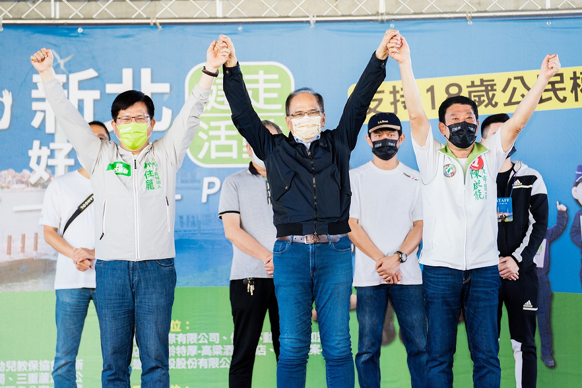 林佳龍(左起)、游錫堃及陳啟能等人參加健走。                                                                                                                                      圖：林佳龍競辦提供