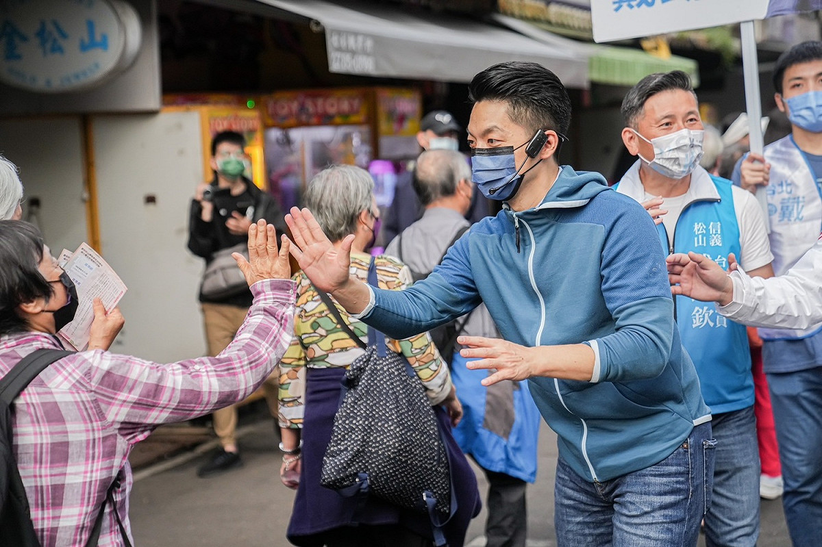 國民黨台北市長候選人蔣萬安持續於市場掃街。 圖：蔣萬安競選辦公室/提供