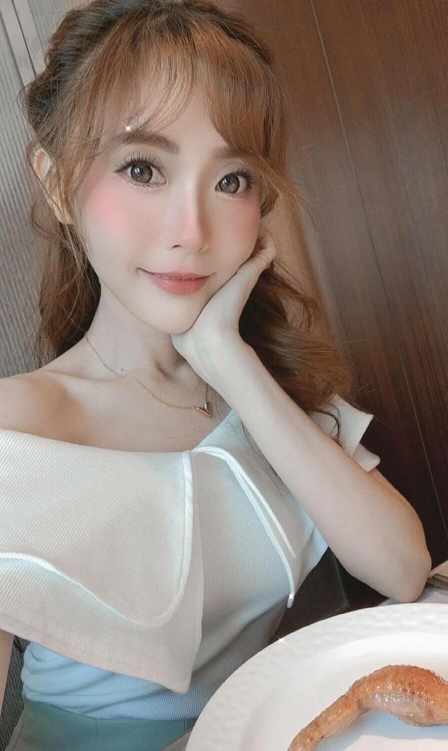 台灣小姐陳怡文推薦燕窩釀鳳翼。 圖：高雄市觀光局提供