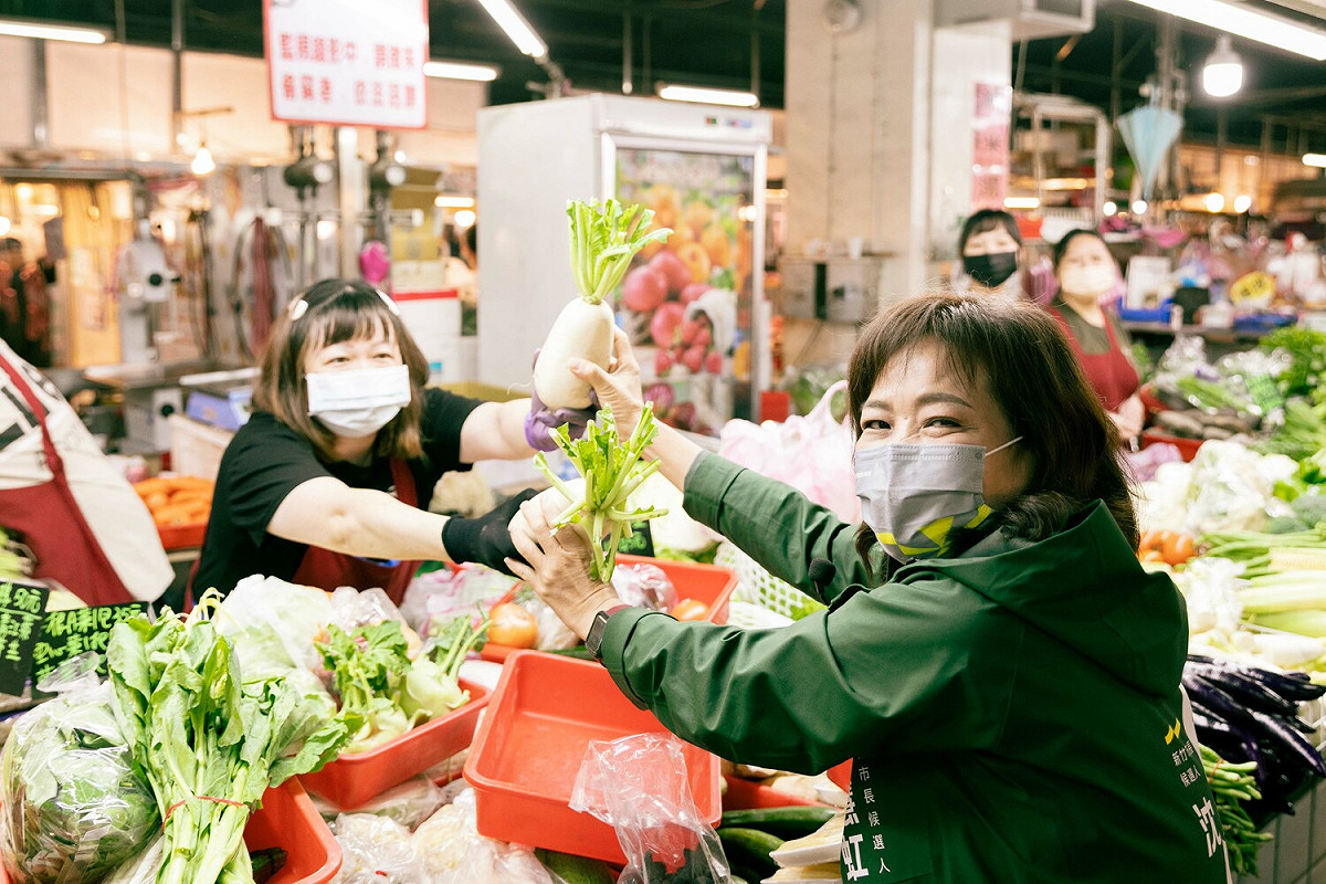 沈慧虹今（12）日上午至竹蓮市場拜票，許多熱情攤商送上菜頭、花生、蘿蔔糕等。 圖：沈慧虹競辦提供