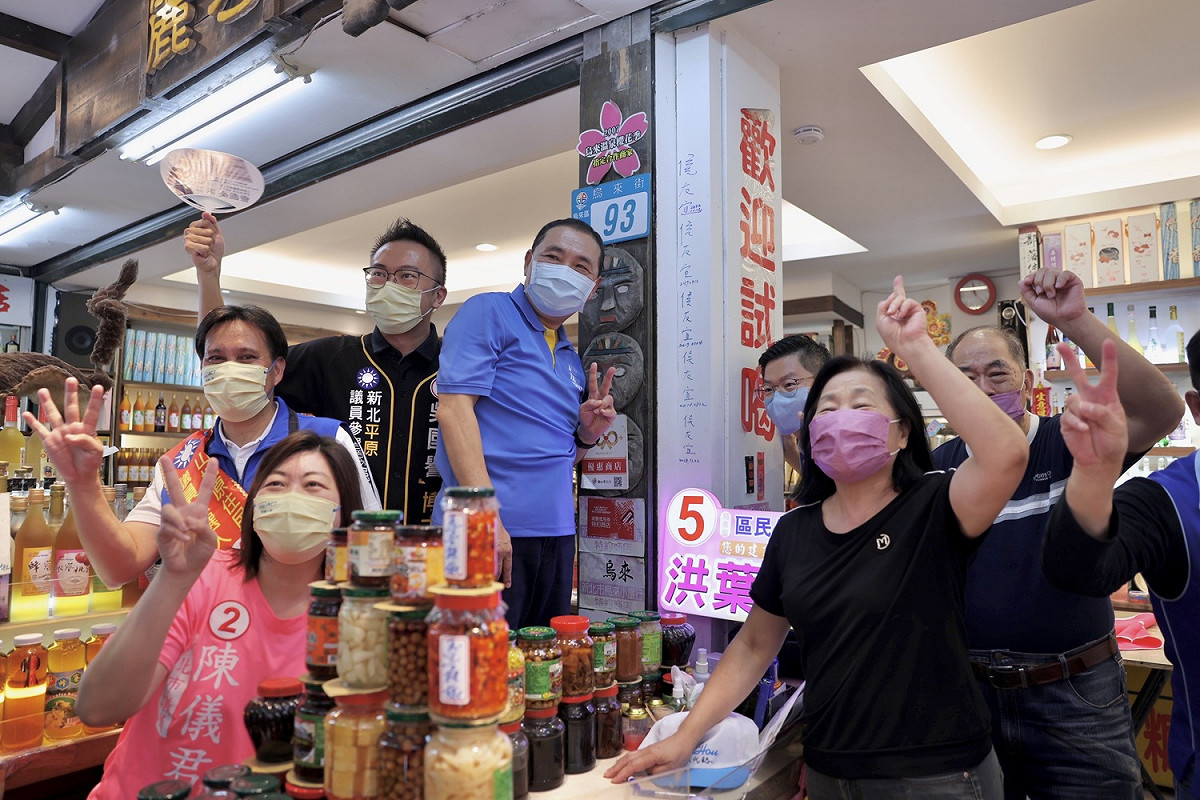 侯友宜由陳儀君、劉哲彰、黃心華、何應明及吳國譽等議員候選人陪同，在烏來掃街拜票。 圖：侯友宜選辦提供