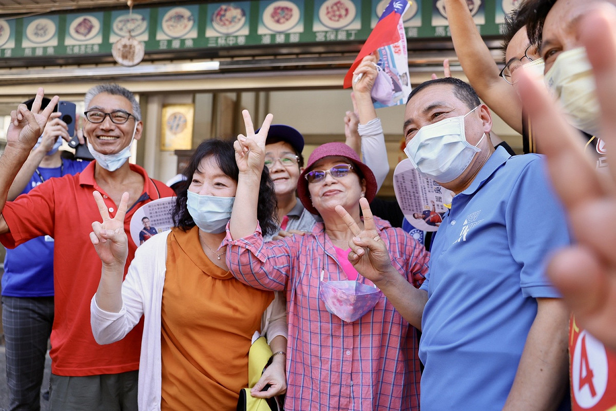 侯友宜到烏來老街拜票，受熱情歡迎。 圖：侯友宜選辦提供