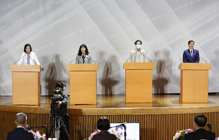 高雄市長選舉政見辯論會，依照發言順序為（左起）柯志恩、曾尹儷、鄭宇翔及陳其邁。 圖：高雄市選委會提供