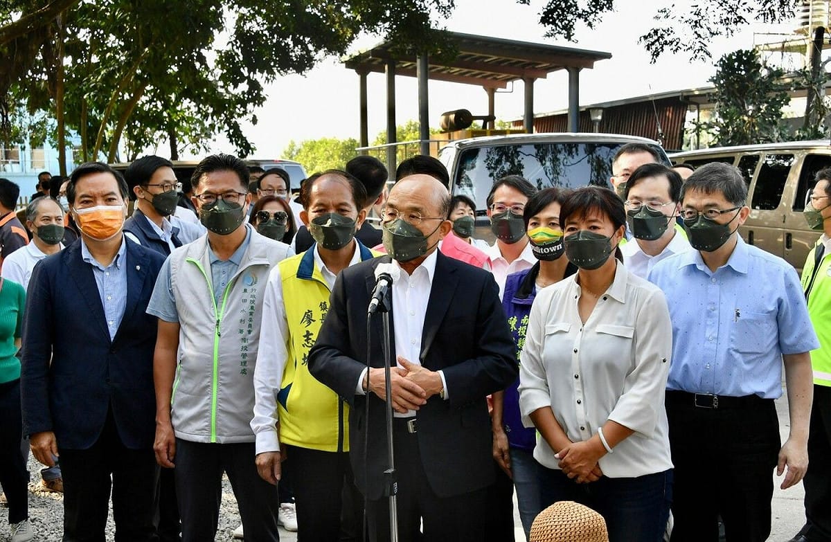 行政院長蘇貞昌今（12） 天下午到南投縣出席「『百年埔里風華再現 水源地重拾樂』活動」前受訪。 圖：行政院提供
