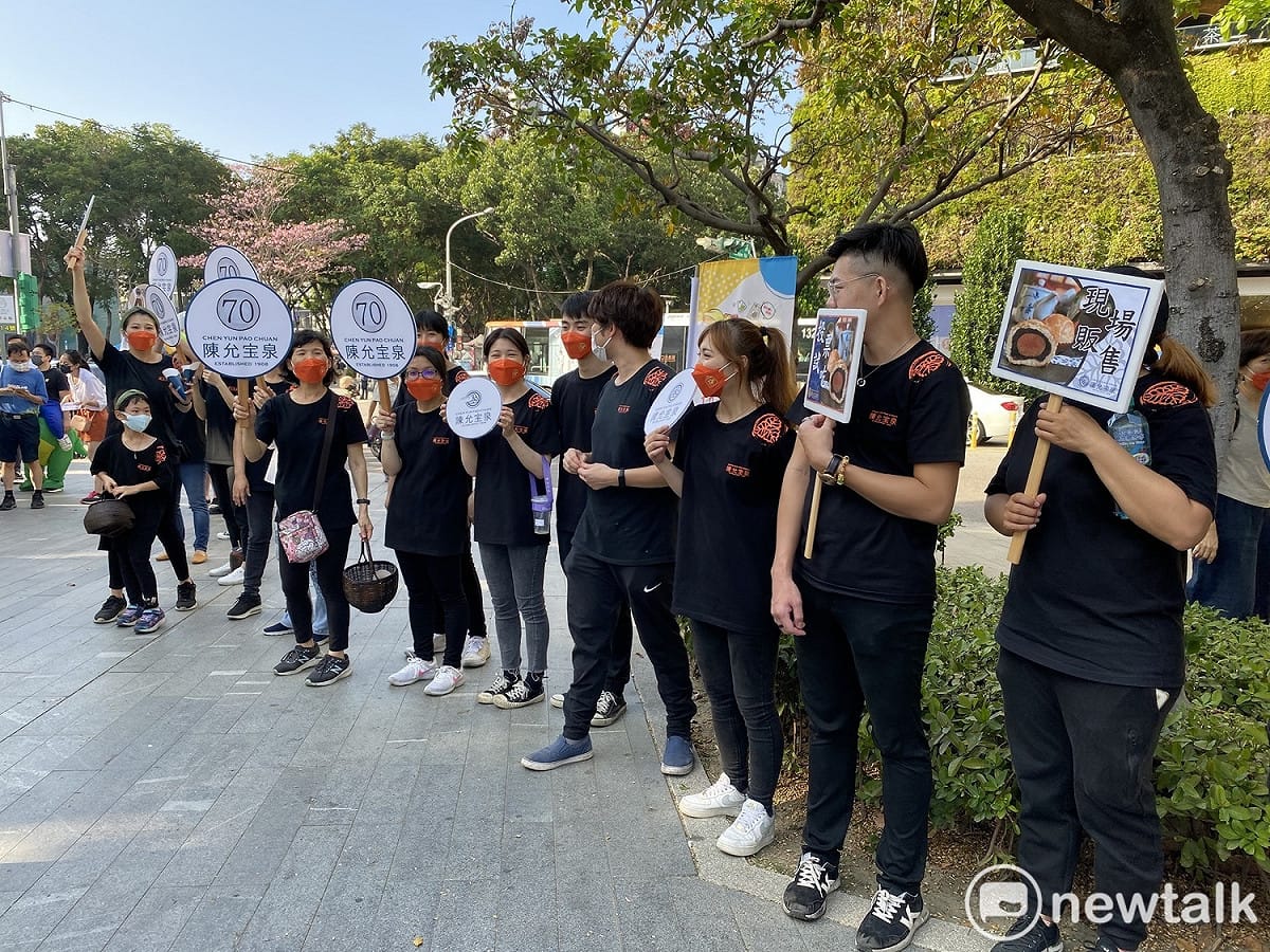 台中市十大伴手禮票選活動登場，各店家都派員在現場持宣傳標語拉票。 圖：唐復年/攝