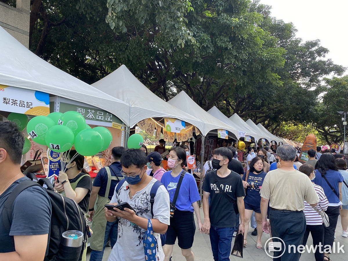 台中市十大伴手禮票選活動登場，市民廣場湧入人潮。  圖：唐復年/攝