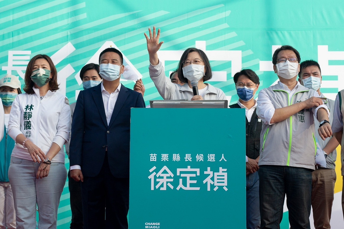 蔡英文今（12）日參與苗栗縣長候選人徐定禎苑裡造勢大會，她拜託反對黑金及在外地讀書、工作的年輕人回來投票，一起創造苗栗72年來，第一次的政黨輪替。 圖：徐定禎競辦提供