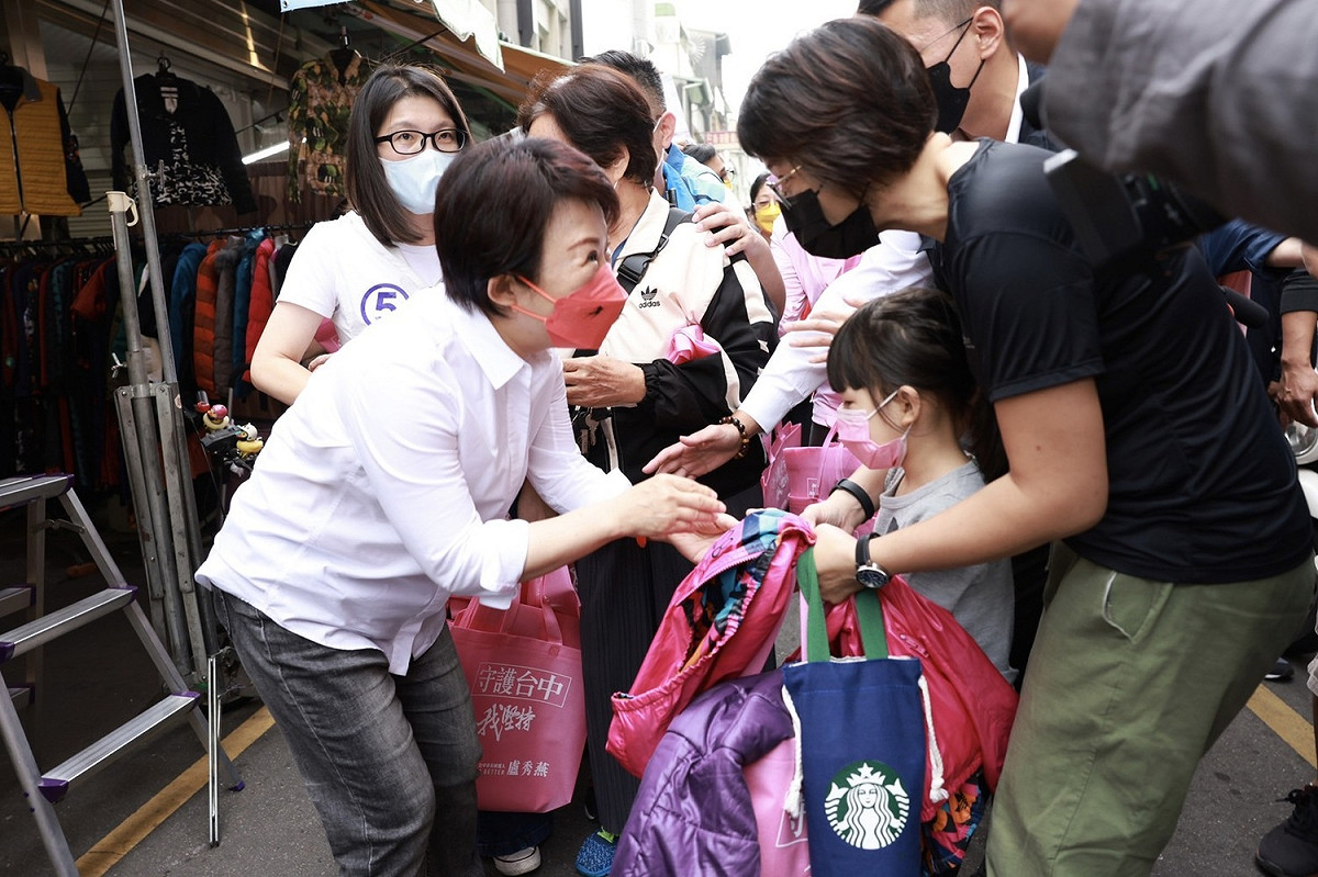 盧秀燕到水湳市場拜票，受到熱烈歡迎。 圖：盧秀燕競選總部/提供
