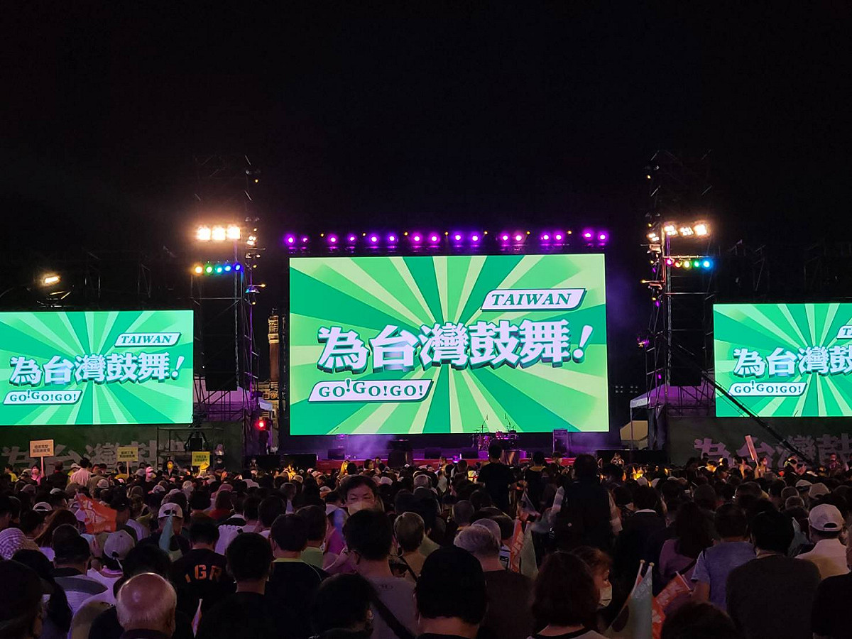 民進黨今（12）天晚上在台北凱達格蘭大道舉辦造勢晚會。 圖：陳佩君/攝