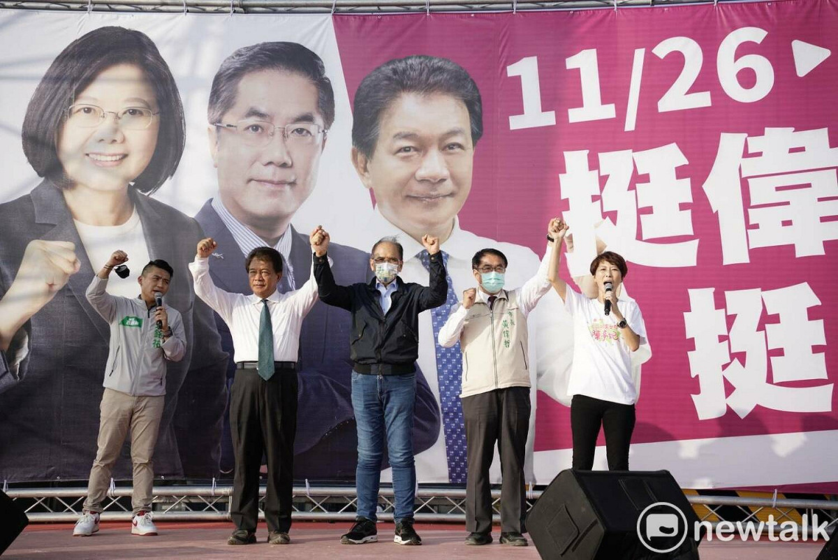 立委陳亭妃、台南市議長郭信良舉辦「挺偉哲！挺18！」萬人造勢活動，前立法院長游錫堃、台南市長黃偉哲、郭信良和陳亭妃同框催票。 圖：黃博郎／攝