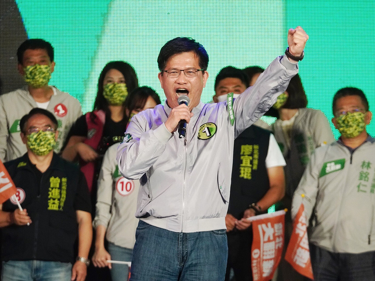 林佳龍不滿指控國民黨重蹈覆徹打壓綠營選前之夜，質疑新北市長侯友宜政府黑箱作業，多次阻饒申請選前之夜場地，強調選前之夜堅決會在區運路附近辦活動。 圖：張良一．攝