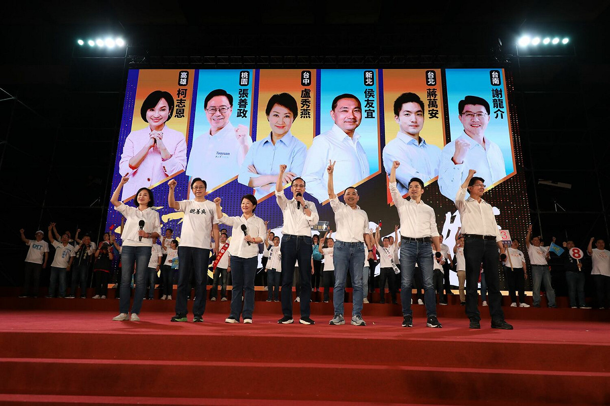 國民黨六都市長候選人在板橋舉辦聯合造勢。 圖：侯友宜競選辦公室/提供