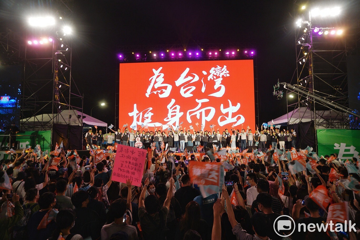 支持者熱情揮舞旗幟。 圖：張良一／攝（資料照）