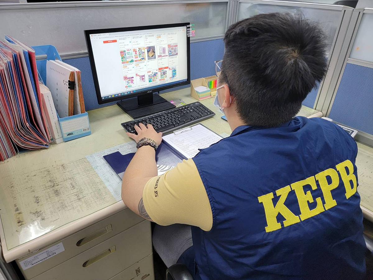 環保局網路平台環境用藥廣告查核。 圖：高雄市環保局提供