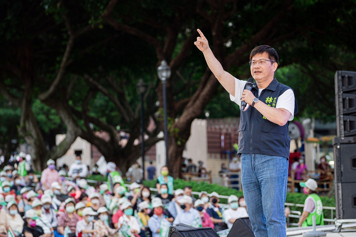 民進黨新北市長候選人林佳龍今(12)日下午在永和區仁愛公園舉辦「新北大翻新音樂晚會」。 圖：林競辦提供