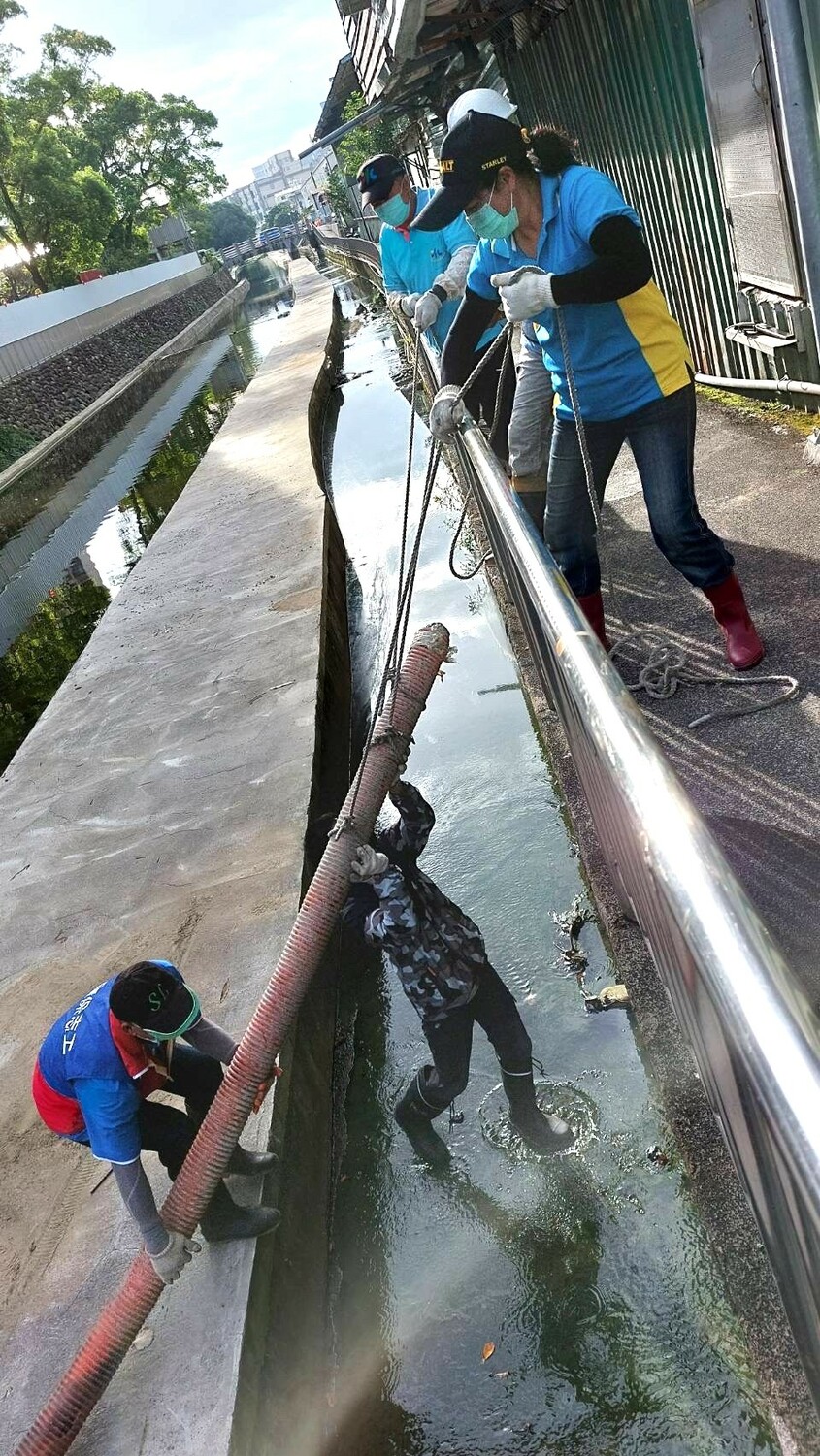 樹林區山佳里水環境巡守隊進行鹿角溪淨溪活動。 圖：新北市環保局提供