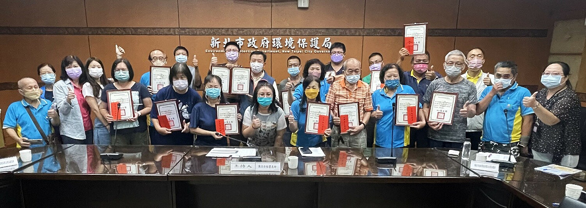 新北市111年度水環境巡守隊考核表揚典禮大合照。 圖：新北市環保局提供