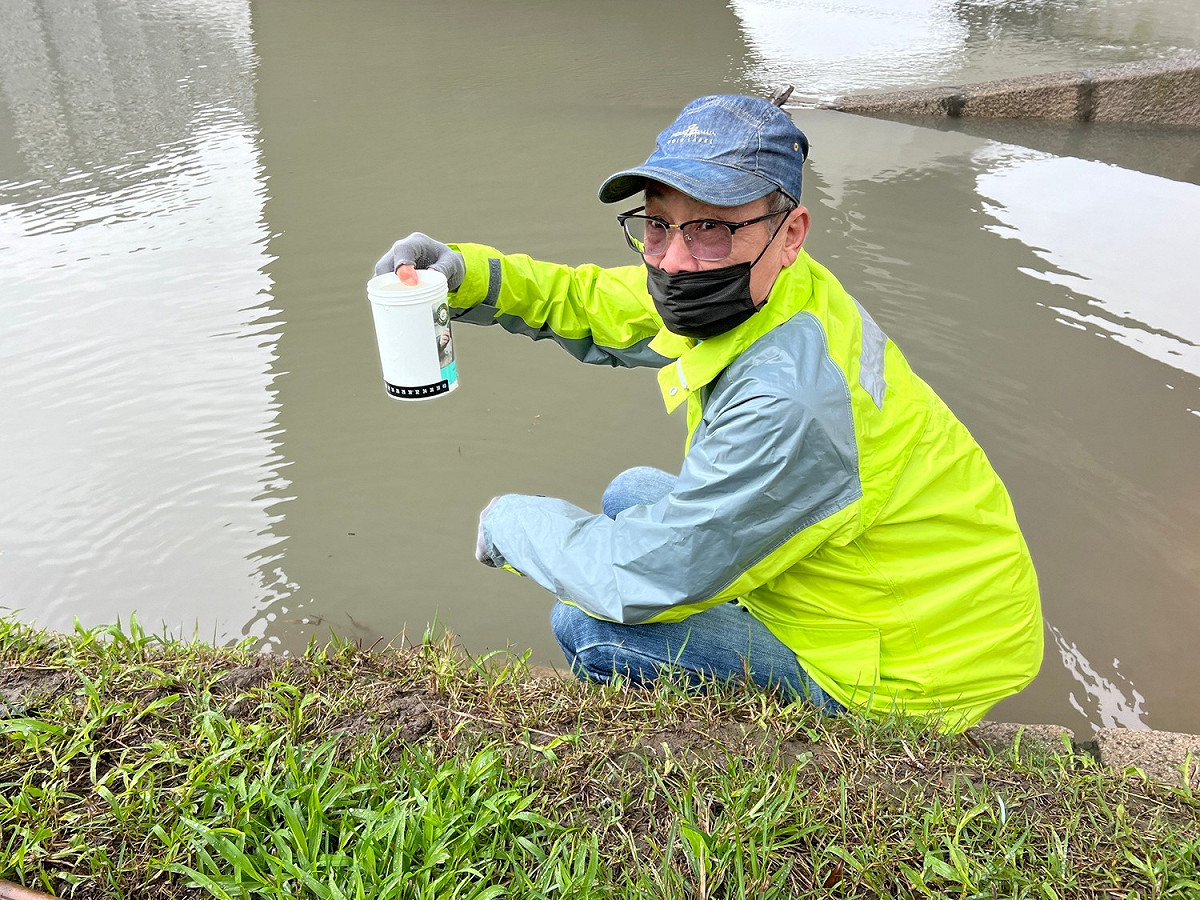 新店崇光社大水環境巡守隊於暴雨後進行水質檢測。 圖：新北市環保局提供