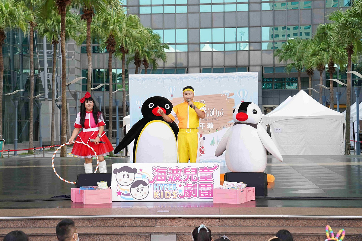 首日人氣動畫卡通明星「企鵝家族」驚喜現身，出場就將活動氣氛帶至最高潮！ 圖：新北市觀旅局提供